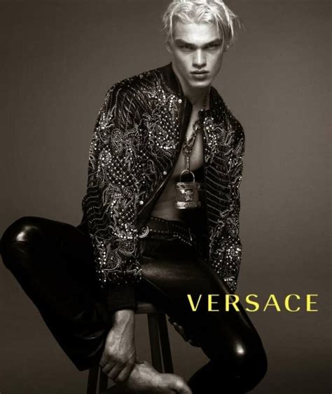 pubblicità versace 2019 uomo|Versace Ads: Unleash the Power of Bold Italian Fashion .